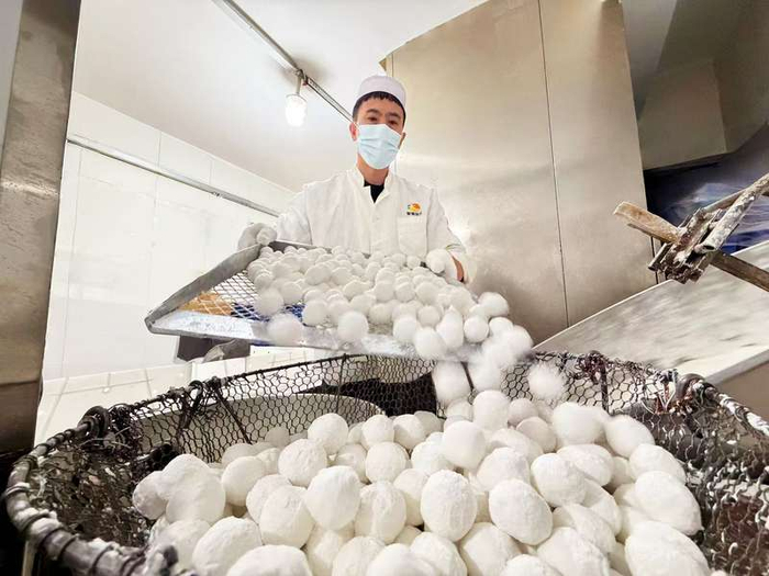 护国寺小吃总店的现制元宵每次出品不超过30斤，确保口味新鲜。受访者供图