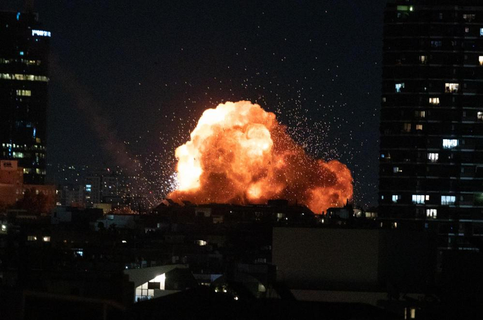 2月28日晚，以色列特拉维夫市区传出巨大爆炸声，有建筑物冒出火光。新华社记者陈君清摄