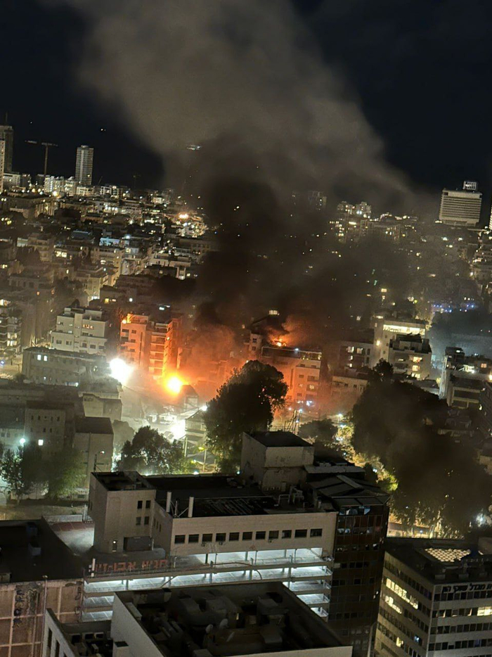 △伊方披露圖片顯示以軍總參謀部總部大樓遭襲并燃起大火