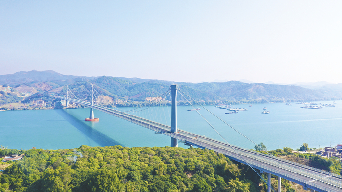     苍梧至容县高速公路苍容浔江大桥。    （广西交通投资集团供图）