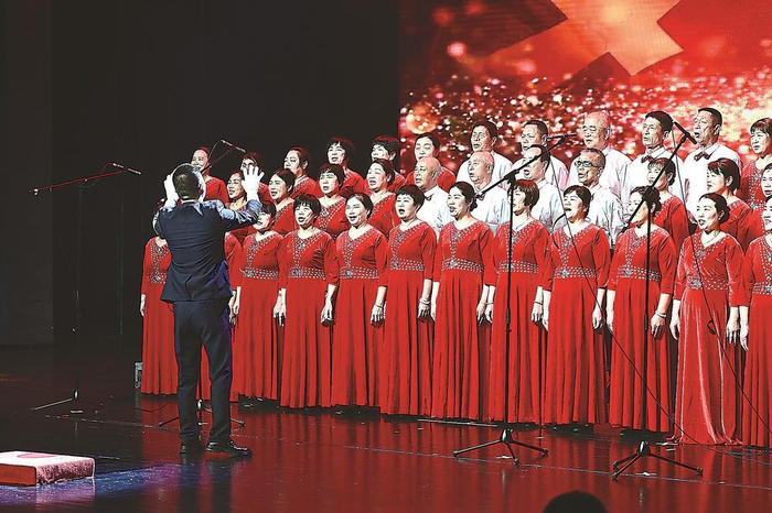 村民合唱《没有共产党就没有新中国》。（受访者供图）