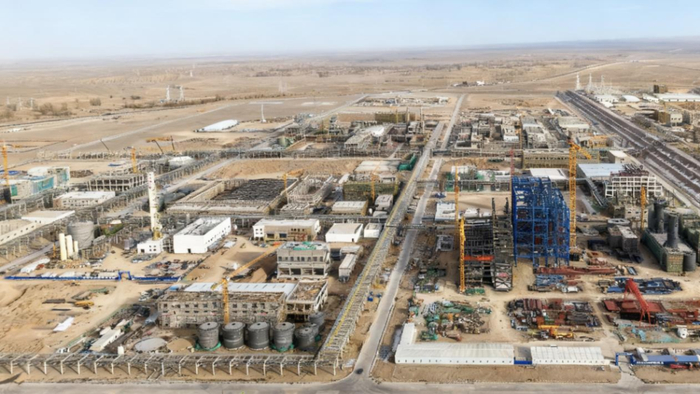 这是甘肃巨化新材料有限公司高性能硅氟新材料一体化项目建设现场（玉门市委宣传部供图）