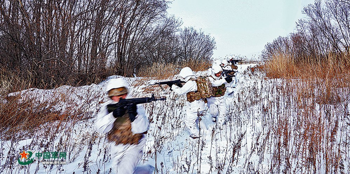 　　快反分队开展应急处突训练。