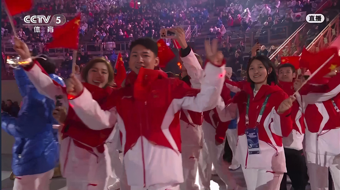 在2026年米兰冬奥会闭幕式上的中国代表团（图片来源：央视新闻客户端）
