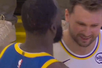 情商没得说！追梦开场时和东契奇拥抱致意 并祝其生日快乐