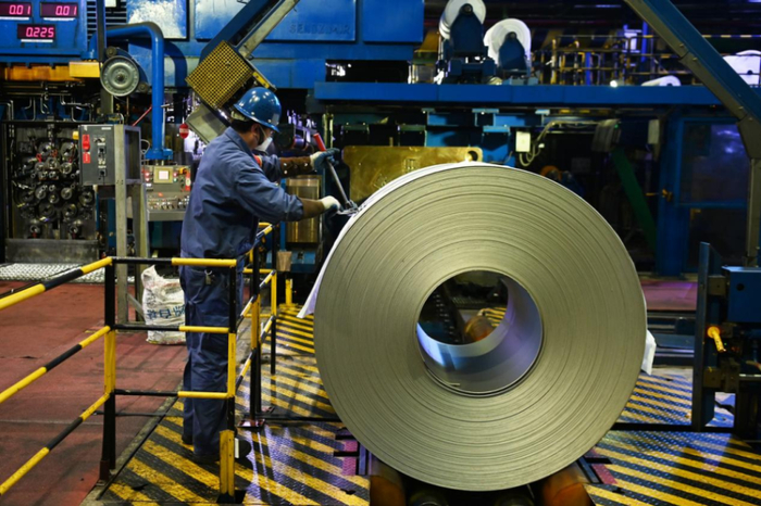 　　1月29日，在甘肃酒钢集团宏兴钢铁股份有限公司不锈钢分公司，工人在不锈钢生产线上作业。新华社记者 范培珅 摄