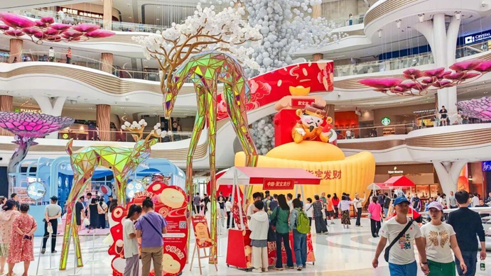 2月23日，海口国际免税城依旧客流不断。海南日报全媒体记者陈元才 摄