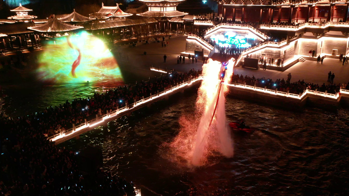 游客正在观看光影秀、火壶表演。习守政摄