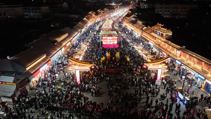 热闹的大名集荟。习守政摄