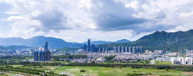 深汕加快建设现代化滨海新区、产业新城、田园都市。