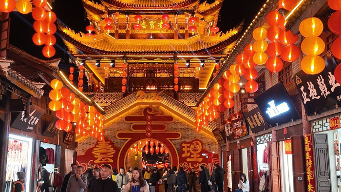 会理古城夜景吸引游客。钟兰蓉 摄