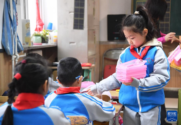 　　3月2日，在北京市平谷区第一小学，二年级（9）班的学生在课前发教具。
