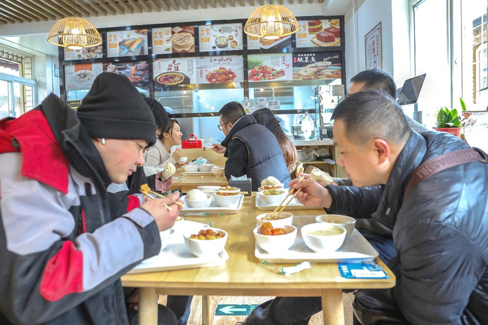 周边老人、社区居民及新就业群体在食堂用餐。董芳忠/摄