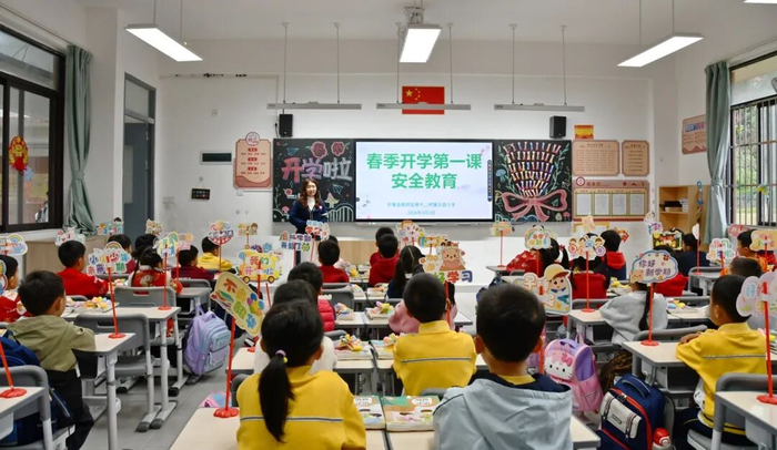 △怀集县文昌小学开学第一课。李嘉琪摄