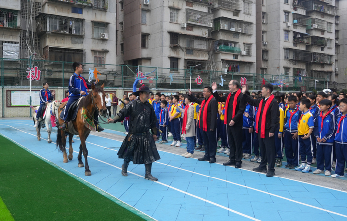 △肇庆市第八小学开学当天，两匹骏马同时亮相校园，醒狮伴随铿锵锣鼓登场，进行开学点睛仪式。图源 肇庆市第八小学
