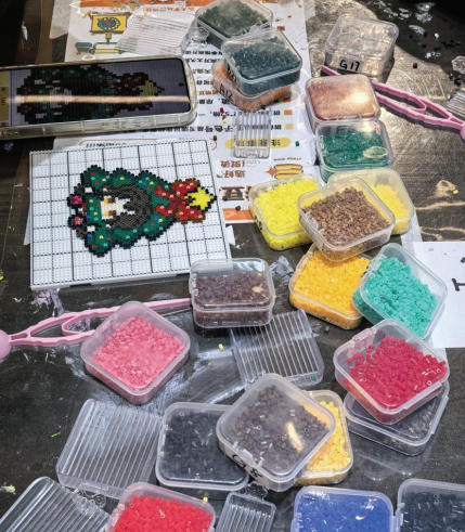 图为消费者制作的拼豆作品。王雅舒 摄