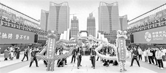 图为义乌市场新春开业舞龙醒狮表演。 李小平/供图