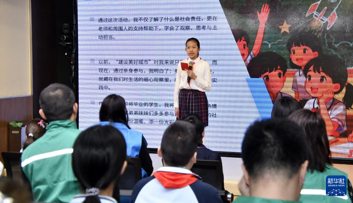 　　3月2日，北京黑芝麻胡同小学学生在开学典礼上讲述假期故事。