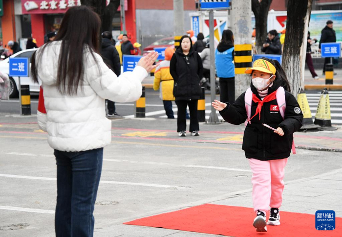 　　3月2日，老师在北京市平谷区第一小学校门前引导、迎接学生入校。