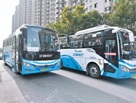 　　在三河市燕郊，乘客乘坐开往北京方向的京津冀定制快巴。 高澍摄