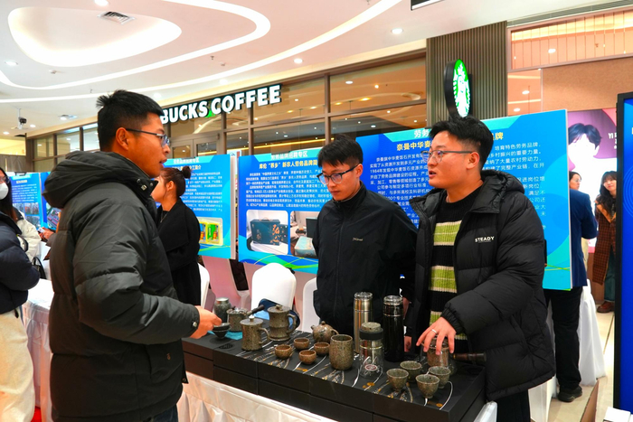 　求职者与企业面对面交流。