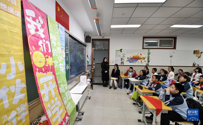 　　3月2日，北京黑芝麻胡同小学学生在教室里观看开学典礼视频。