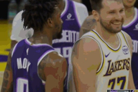 笑死了！听到技术犯规 东契奇和里夫斯争相小跑抢着去罚