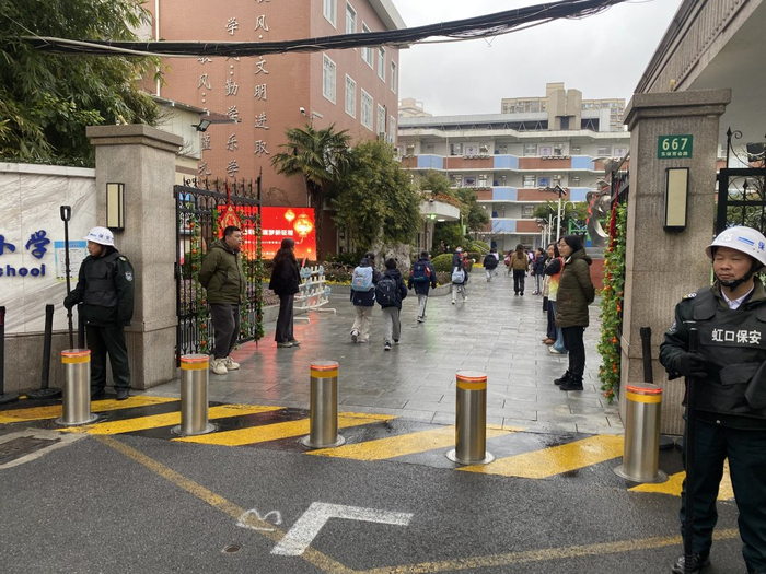 3月2日早上，上海市虹口区四中心小学门口，学生陆续到校。澎湃新闻记者 韩晓蓉 图