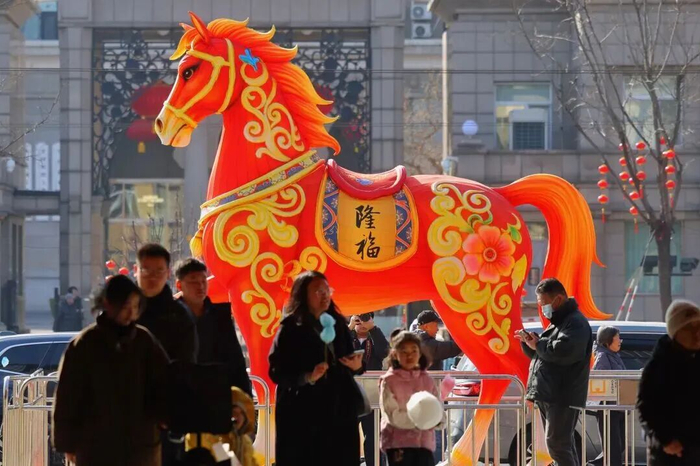 街区入口的“隆福马”雕塑。新京报记者王贵彬 摄