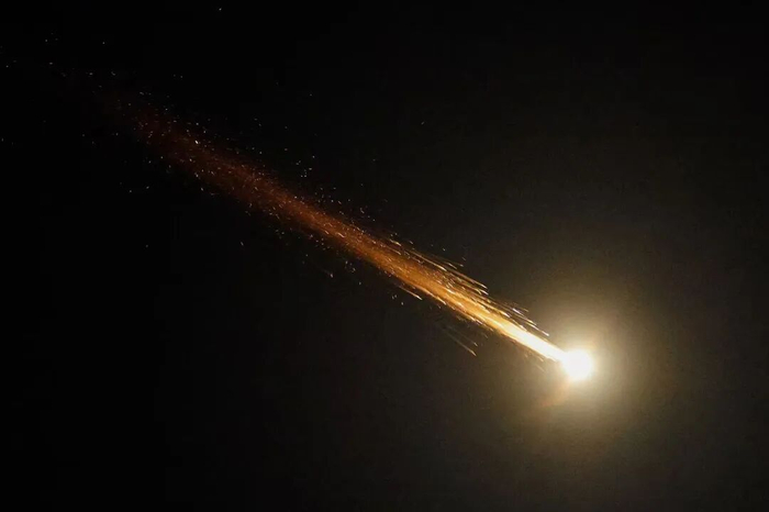 ·一枚伊朗导弹在以色列领空被拦截。（路透社）