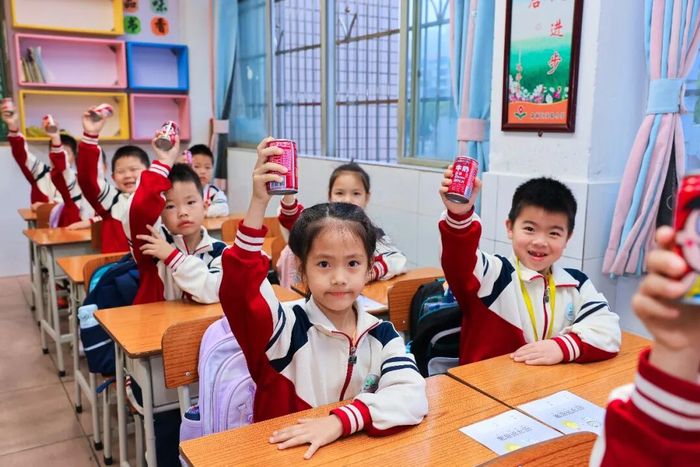 △肇庆高新区实验小学学生在教室迎接开学第一天。图源 肇庆高新发布
