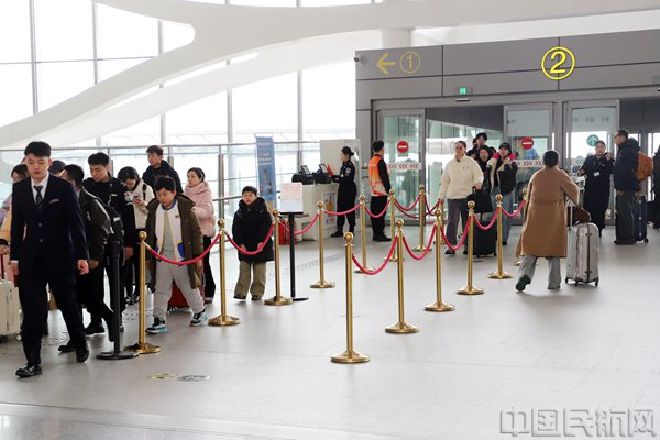 安保公司根据客流灵活开启“Y字形双通道”“绿波带”等功能型通道，确保旅客安全顺畅过检（首都机场安保公司供图）