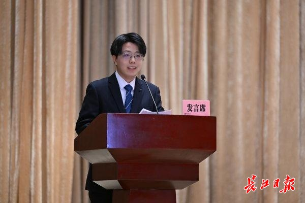武汉模态跃迁科技有限公司CEO邴龙志在武汉科技创新大会上发言。长江日报记者何晓刚 摄