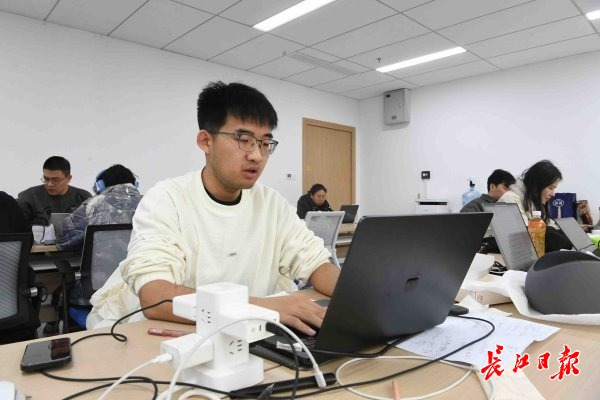 猴子说话（武汉）科技有限公司创始人雷圳鹏和团队成员在一起办公。长江日报记者高勇 摄