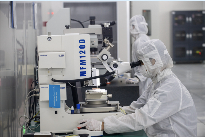 2月24日，海口综合保税区企业华芯智造正开足马力赶生产、抓品质，奋力实现新春 “开门红”。海南日报全媒体记者 袁琛 摄