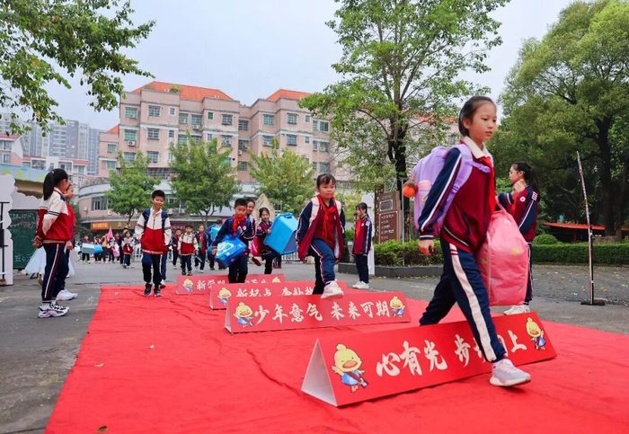 △开学首日，肇庆高新区实验小学学生陆续走进校园。图源 肇庆高新发布