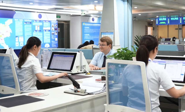 外国人才在广州市外国人工作服务窗口办理来华工作许可。