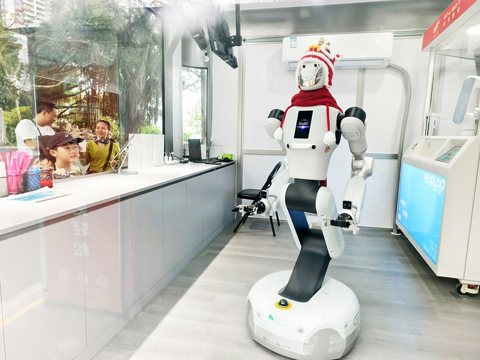     Galbot机器人当“店员”。    本报记者宋延康 摄