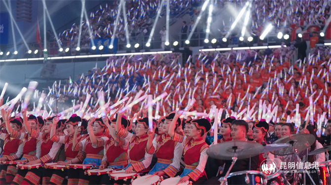 晚会现场的群众方阵。记者谢星宸、唐诺/摄