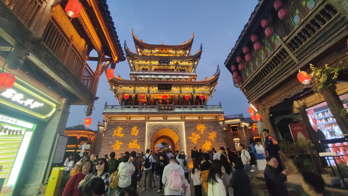 游客夜游西昌建昌古城。何勤华 摄