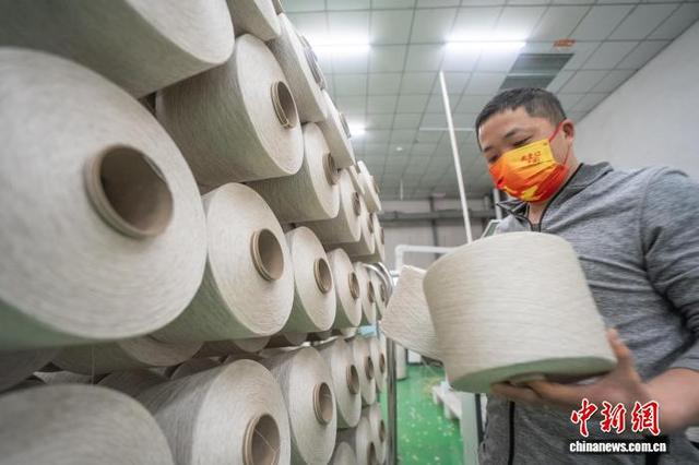 图为贵州省毕节高新区轻纺城内的一家纺织企业车间，工人正在生产线上作业。李安连 摄 