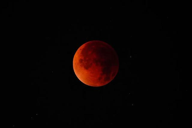 2025 年9月8日，北京夜空现月全食景观，图源：央视新闻