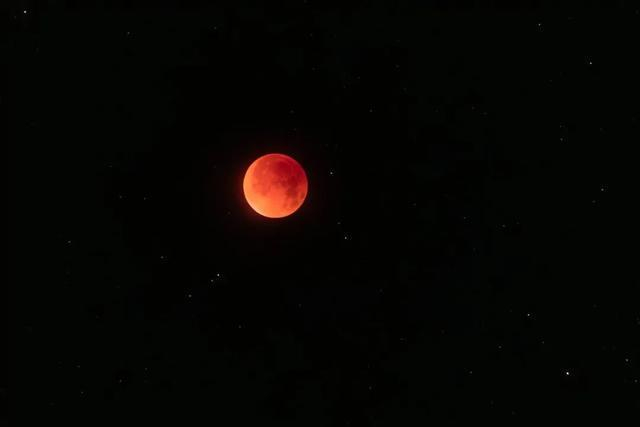 △2025年9月8日，宁夏回族自治区吴忠市现月全食景观
