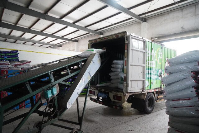 2月27日，浏阳市供销社农业生产资料有限公司仓库，工作人员正在上货。