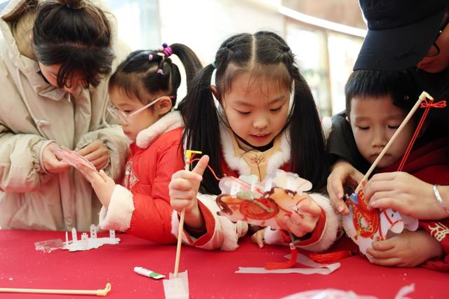 孩子们学习扎兔子灯，赖鑫琳摄