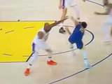 詹姆斯一次快攻两次推翻勇士球员 女裁判就在一旁未响哨
