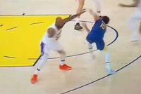 詹姆斯一次快攻两次推翻勇士球员 女裁判就在一旁未响哨