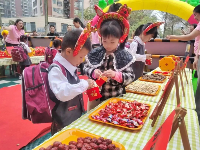 △肇庆高新区和泽幼儿园为幼儿送上“开学福袋”。图源 肇庆高新发布