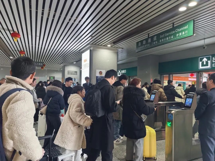 义乌站出站口旅客正有序出站  章睿 摄