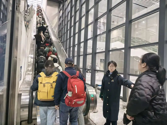 绍兴北站在电梯口关键岗位加强看护引导  田平秀 摄
